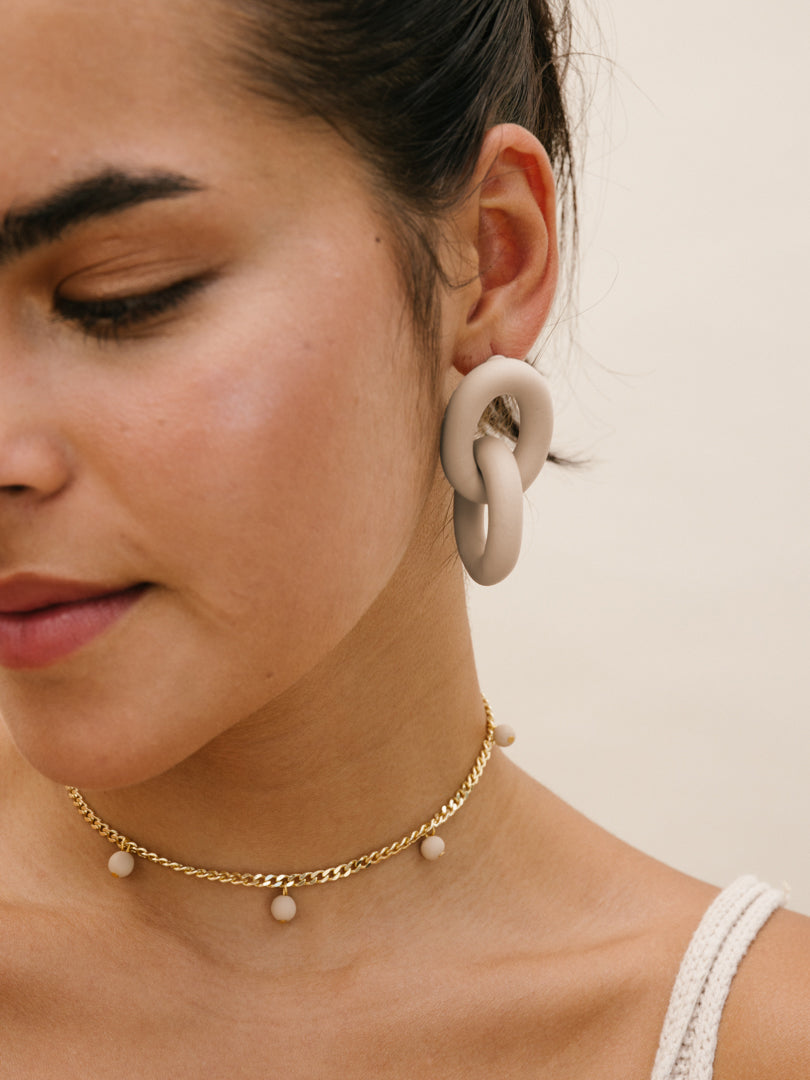 Aretes Eslabones Blooms Latte